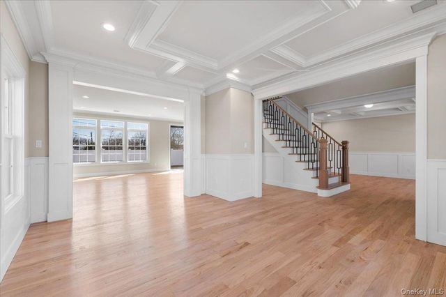 10 Lee Place, Old Bethpage, NY 11804