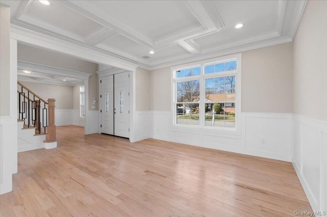 10 Lee Place, Old Bethpage, NY 11804