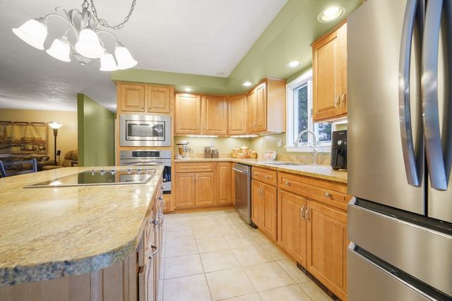 20 King Phillip Drive, Rehoboth, MA 02769