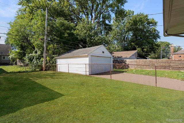 20640 Fleetwood Drive, Harper Woods, MI 48225
