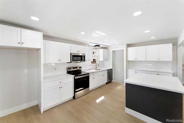 20640 Fleetwood Drive, Harper Woods, MI 48225