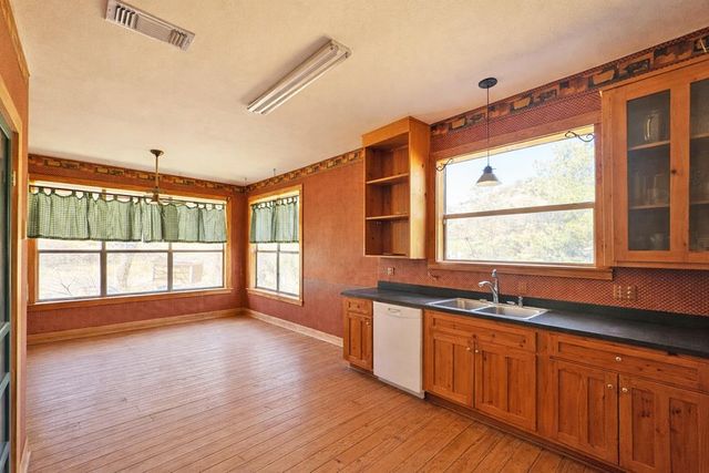 3 Trail Dr, Alpine, TX 79830