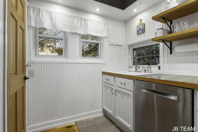 1200 Beach Drive, Holland City, MI 49423