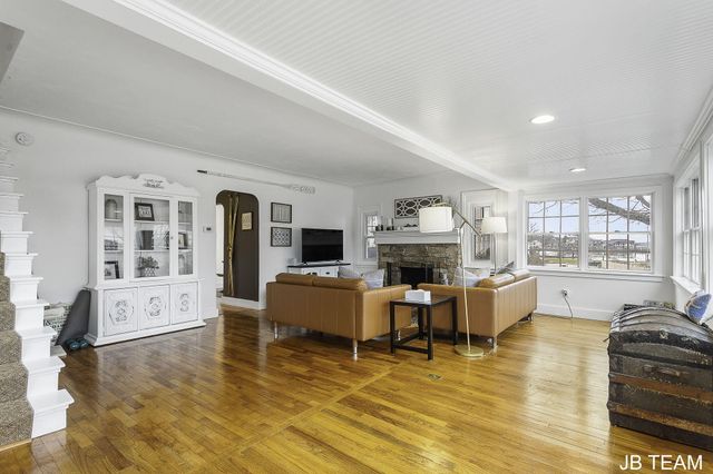 1200 Beach Drive, Holland City, MI 49423