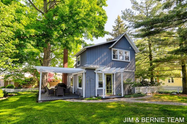 1200 Beach Drive, Holland City, MI 49423