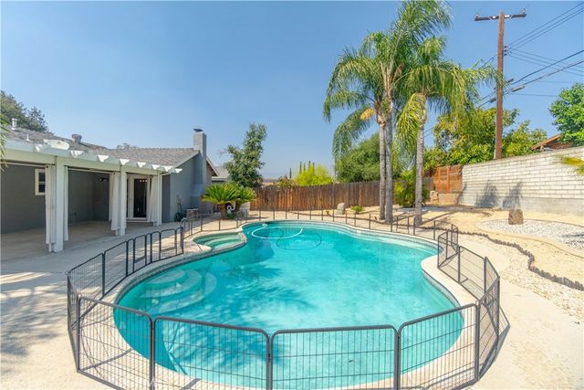 1322 Hunter Drive, Redlands, CA 92374