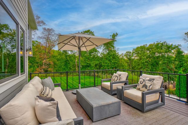 21 Cherrywood Circle, North Oaks, MN 55127