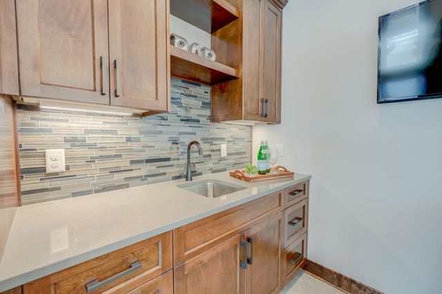 21 Cherrywood Circle, North Oaks, MN 55127