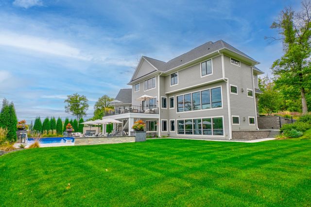 21 Cherrywood Circle, North Oaks, MN 55127