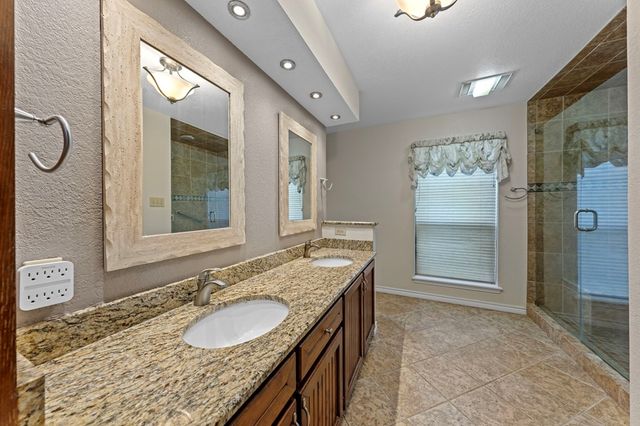 5013 Zenner-Ahrens Rd, Kerrville, TX 78028