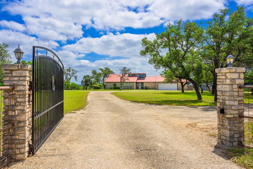 5013 Zenner-Ahrens Rd, Kerrville, TX 78028
