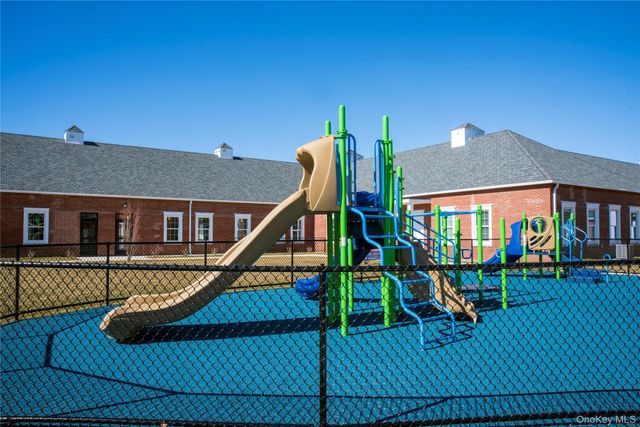 75 Circle Drive 81-105, Central Islip, NY 11722