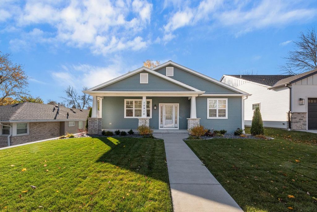 10915 W Wisconsin AVENUE, Wauwatosa, WI 53226