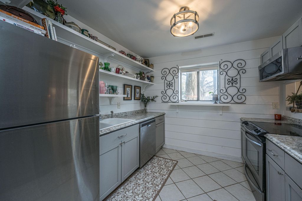 Image 4 of property listing at 2770 Jobee Drive Drive 1, Charleston, SC 29414