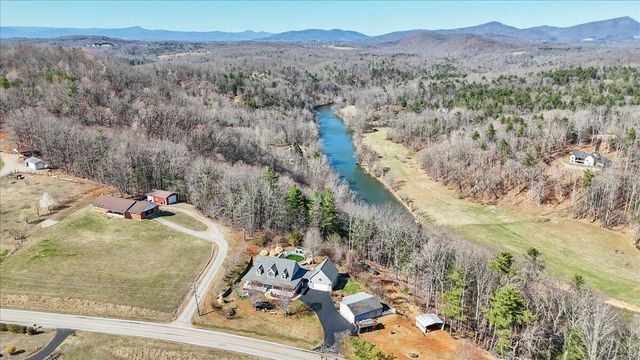 2385 Coopers Cove RD, Hardy, VA 24101