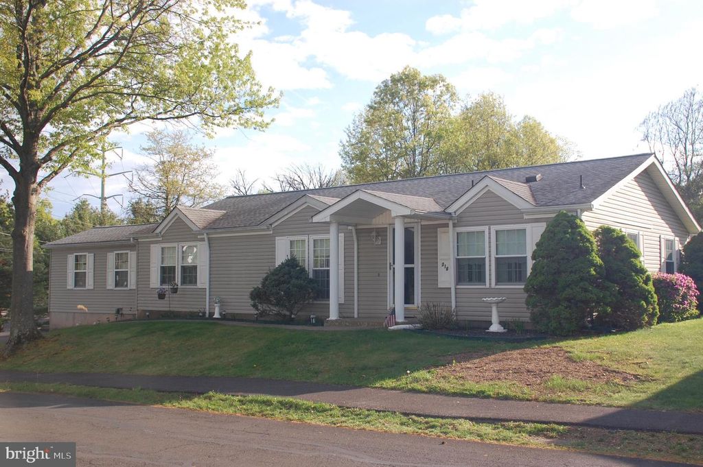 Image 1 of property listing at 316 HIDDEN SPRINGS DR, Souderton, PA 18964
