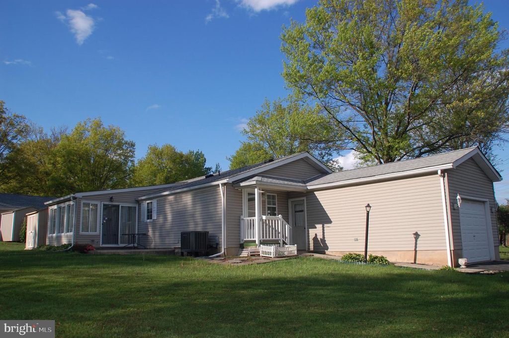 Image 2 of property listing at 316 HIDDEN SPRINGS DR, Souderton, PA 18964