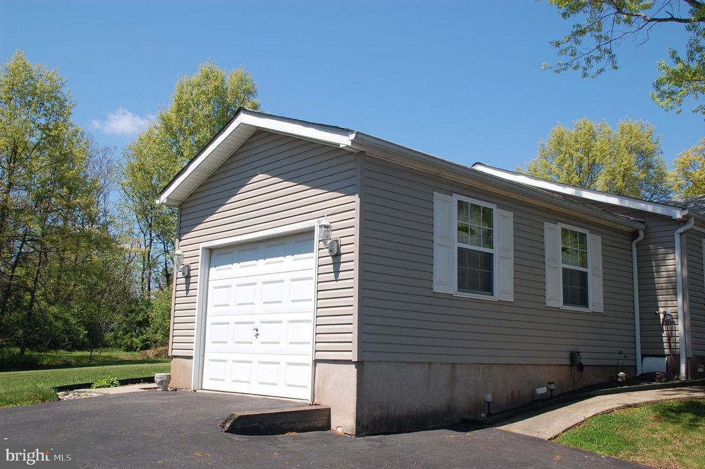 Image 3 of property listing at 316 HIDDEN SPRINGS DR, Souderton, PA 18964