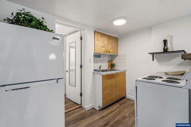 370 24th St NE, Salem, OR 97301