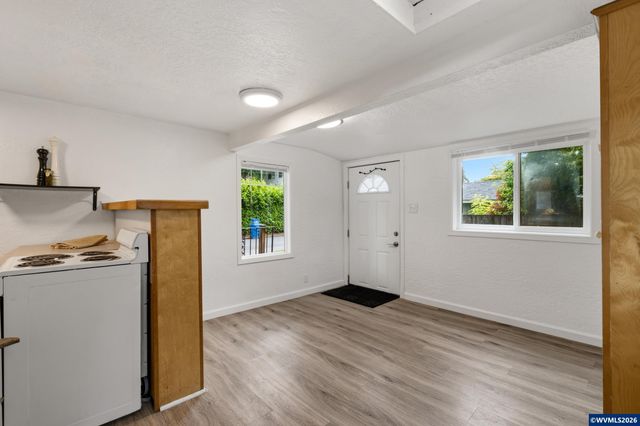 370 24th St NE, Salem, OR 97301