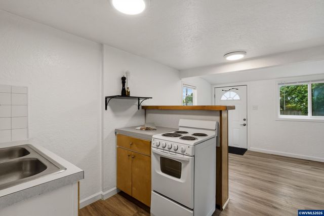 370 24th St NE, Salem, OR 97301