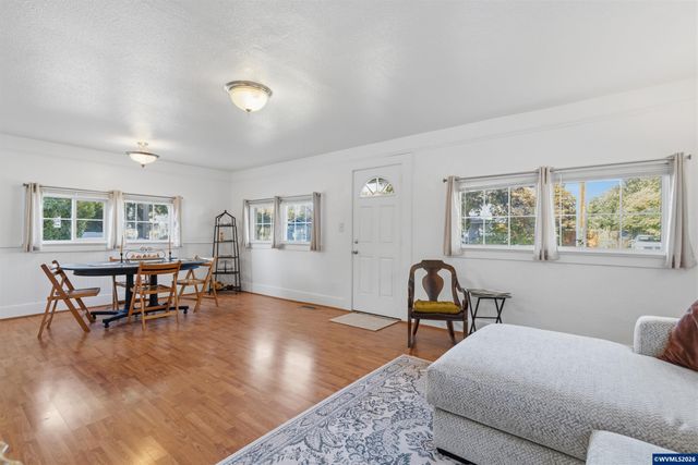 370 24th St NE, Salem, OR 97301