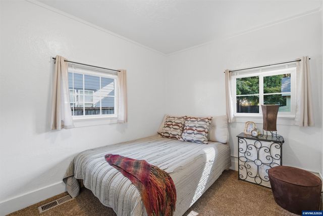 370 24th St NE, Salem, OR 97301