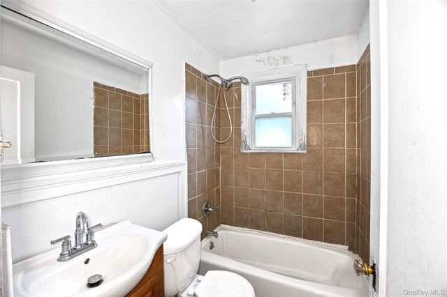 674 Henry Street, Uniondale, NY 11553