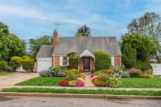 674 Henry Street, Uniondale, NY 11553