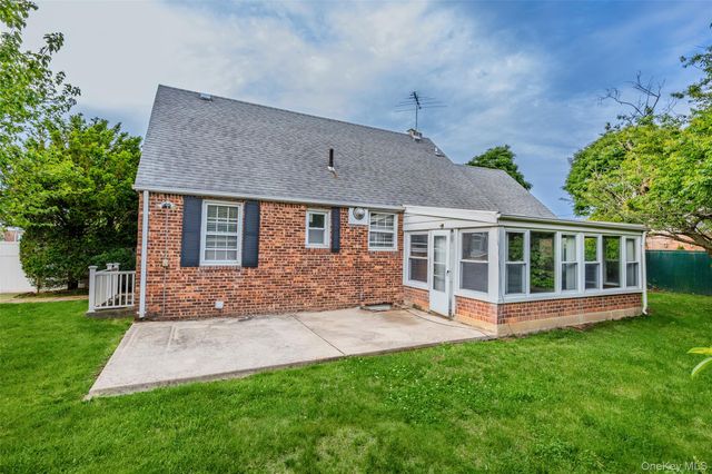 674 Henry Street, Uniondale, NY 11553