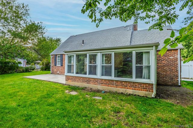 674 Henry Street, Uniondale, NY 11553