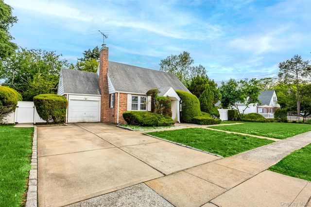 674 Henry Street, Uniondale, NY 11553