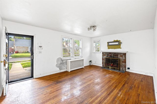 674 Henry Street, Uniondale, NY 11553