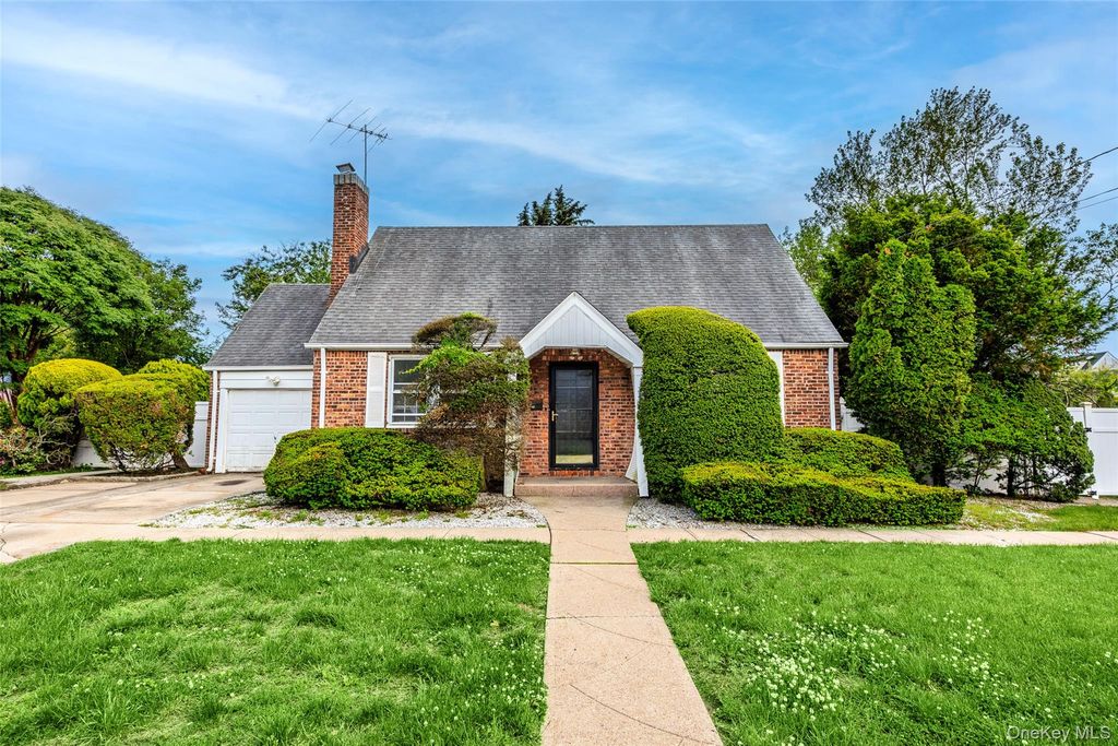 674 Henry Street, Uniondale, NY 11553