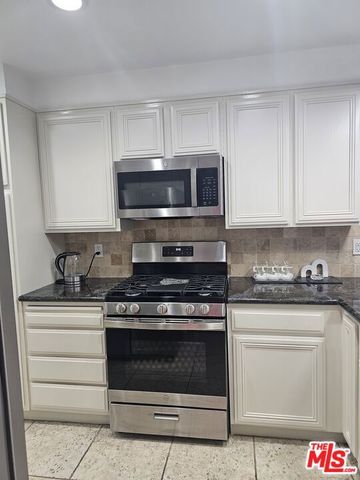 18326 Collins Street F, Tarzana (los Angeles), CA 91356