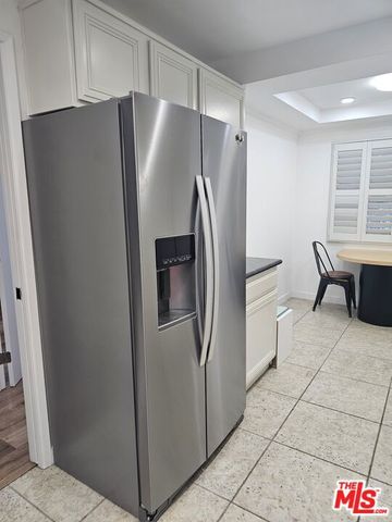 18326 Collins Street F, Tarzana (los Angeles), CA 91356