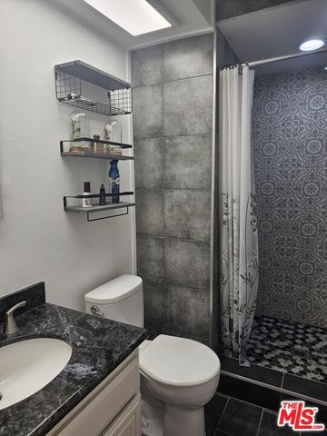 18326 Collins Street F, Tarzana (los Angeles), CA 91356