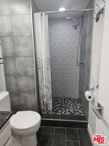 18326 Collins Street F, Tarzana (los Angeles), CA 91356