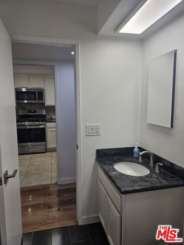 18326 Collins Street F, Tarzana (los Angeles), CA 91356