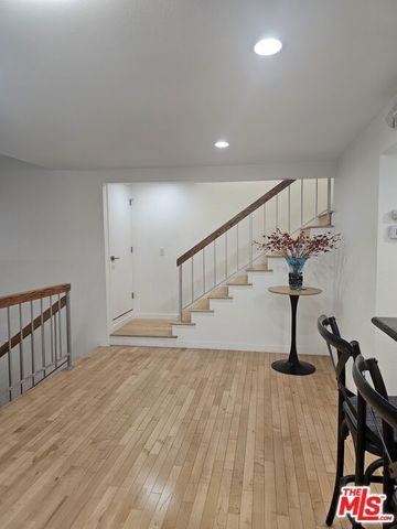 18326 Collins Street F, Tarzana (los Angeles), CA 91356