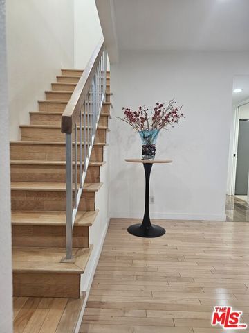 18326 Collins Street F, Tarzana (los Angeles), CA 91356