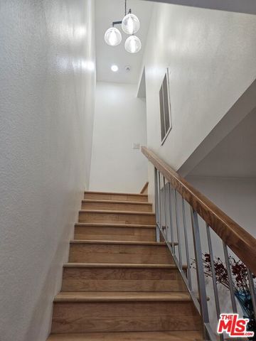 18326 Collins Street F, Tarzana (los Angeles), CA 91356