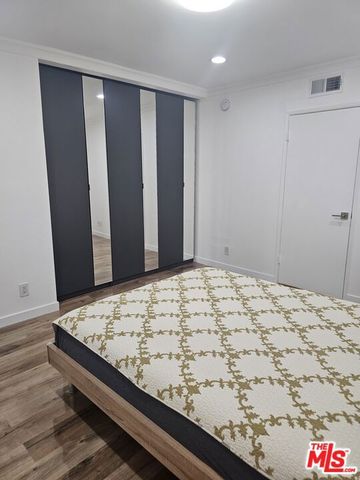 18326 Collins Street F, Tarzana (los Angeles), CA 91356