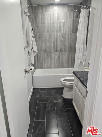 18326 Collins Street F, Tarzana (los Angeles), CA 91356