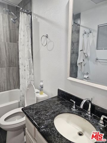 18326 Collins Street F, Tarzana (los Angeles), CA 91356