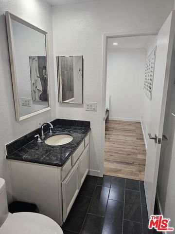 18326 Collins Street F, Tarzana (los Angeles), CA 91356