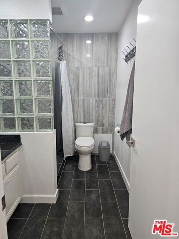 18326 Collins Street F, Tarzana (los Angeles), CA 91356