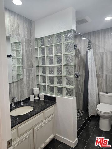 18326 Collins Street F, Tarzana (los Angeles), CA 91356