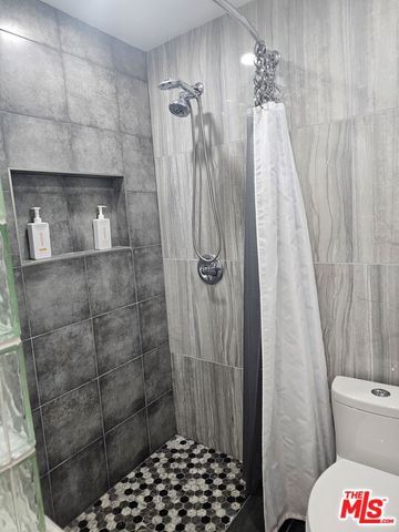 18326 Collins Street F, Tarzana (los Angeles), CA 91356