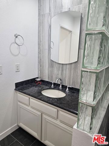 18326 Collins Street F, Tarzana (los Angeles), CA 91356